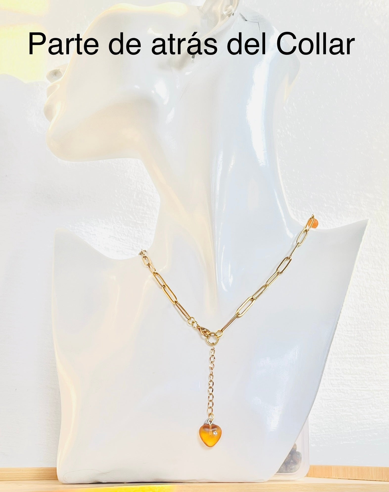 Collar en Acero inoxidable ,presenta unas piedras cornalina para agregar una explosión de color a tu look - K.Beloved LLC