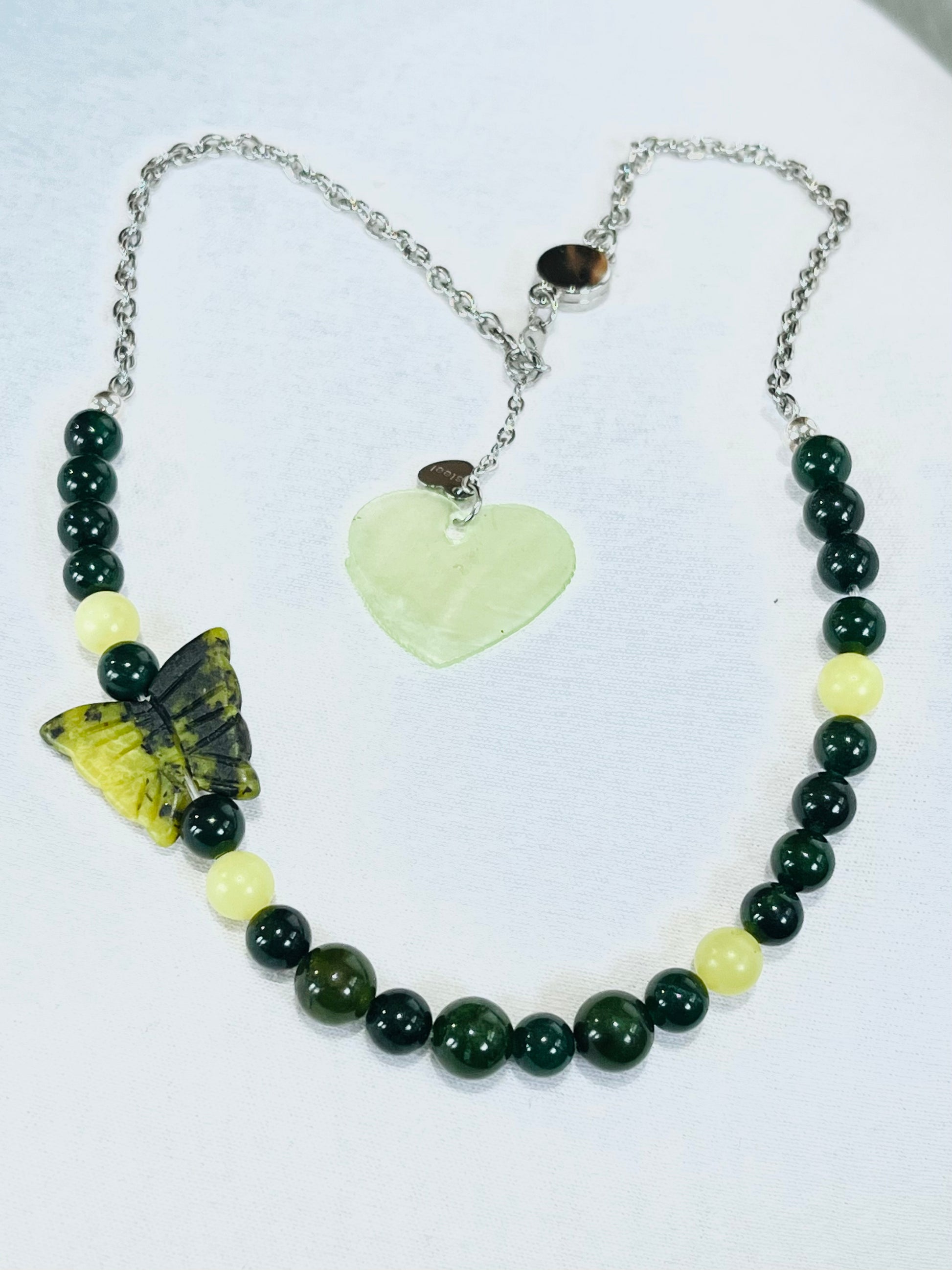 Collar de Jade verde oliva y Cuarzo Verde Oscuro con una Mariposa en Piedra - K.Beloved LLC