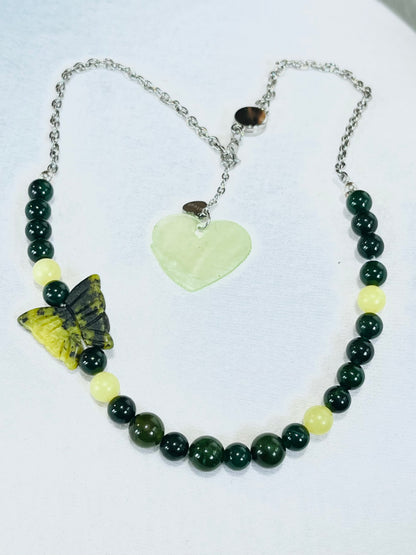 Collar de Jade verde oliva y Cuarzo Verde Oscuro con una Mariposa en Piedra - K.Beloved LLC