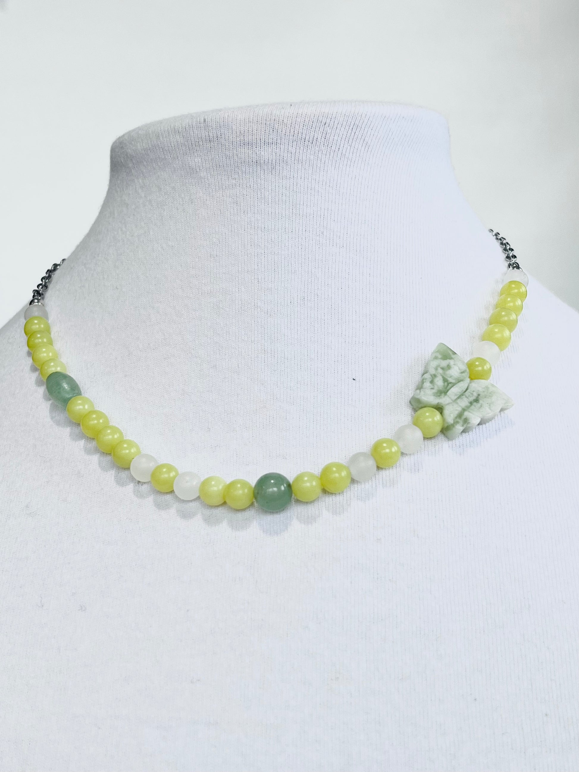 Collar de gargantilla  en Acero Inoxidable en Piedras Jade Verde Olivo y Una Mariposa en Piedra - K.Beloved LLC