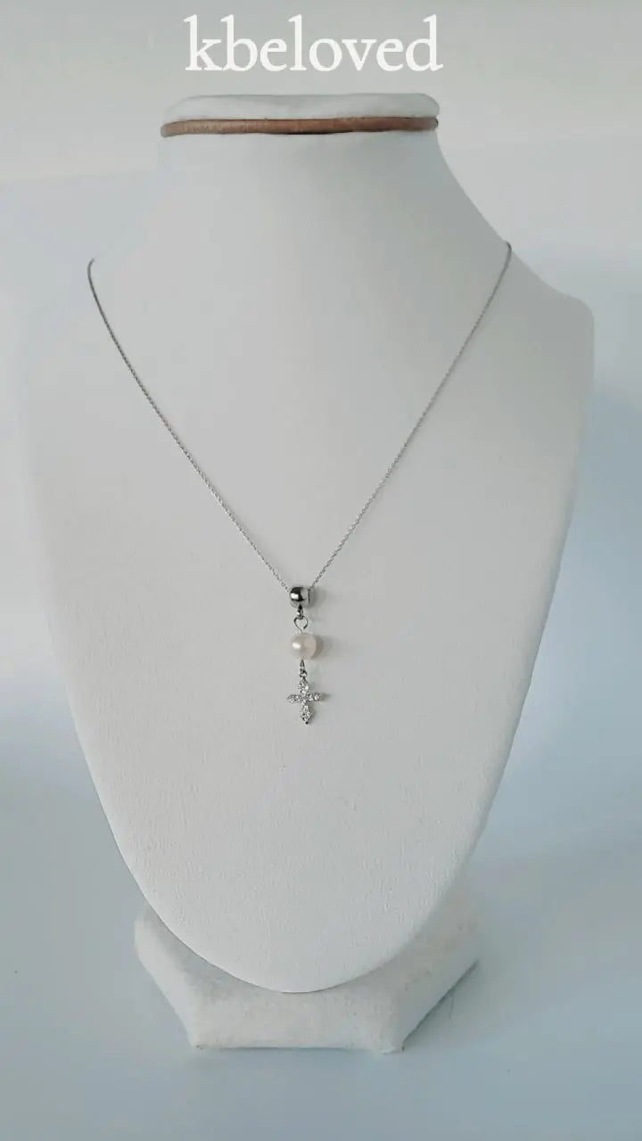 Cadena en 925, presenta un hermoso cuarzo redondo color violeta , con un Colgante de cruz de plata de primera ley con incrustaciones de Piedras  Zirconia . - K.Beloved LLC