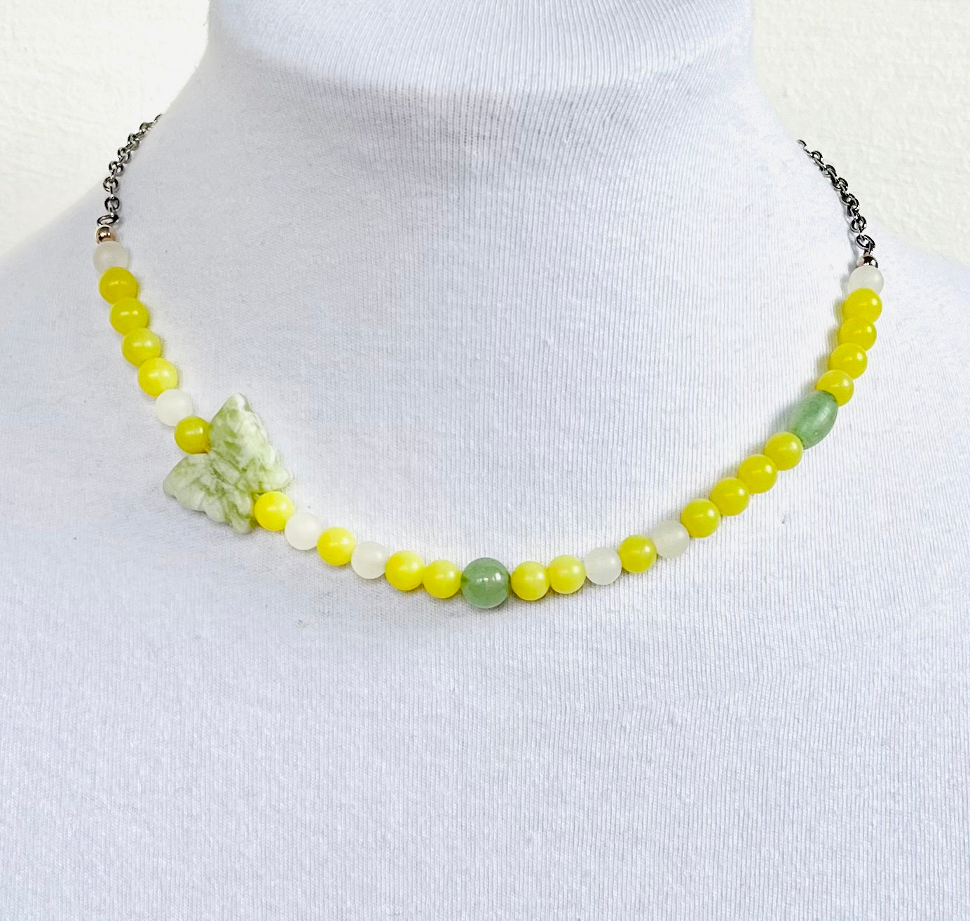 Collar de gargantilla  en Acero Inoxidable en Piedras Jade Verde Olivo y Una Mariposa en Piedra - K.Beloved LLC