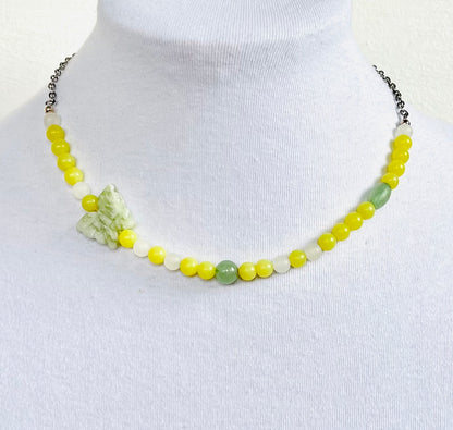 Collar de gargantilla  en Acero Inoxidable en Piedras Jade Verde Olivo y Una Mariposa en Piedra - K.Beloved LLC