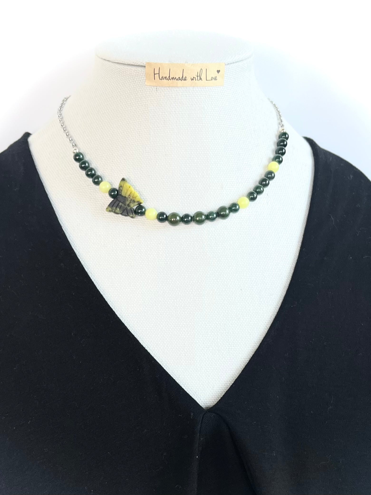 Collar de Jade verde oliva y Cuarzo Verde Oscuro con una Mariposa en Piedra - K.Beloved LLC