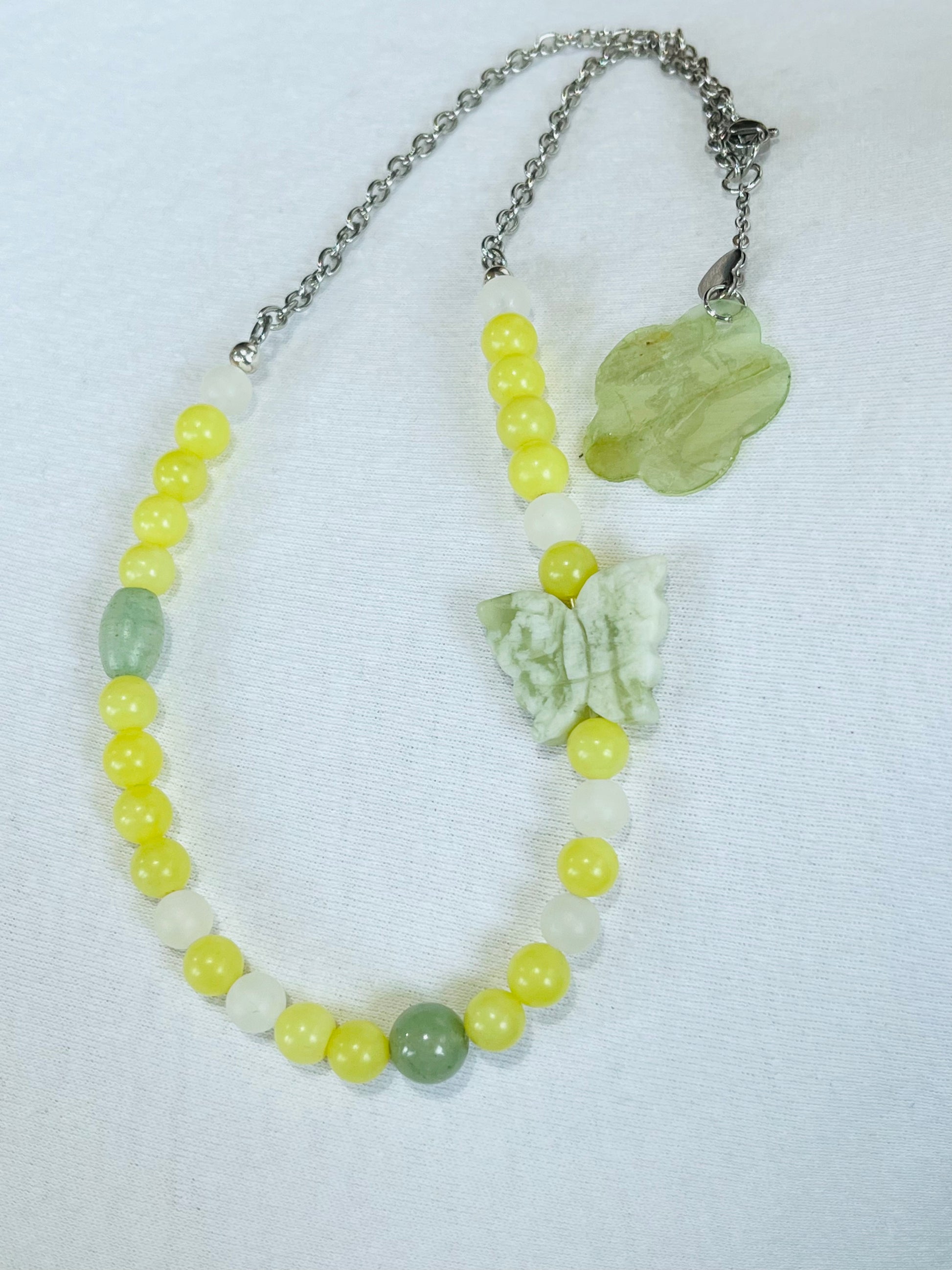 Collar de gargantilla  en Acero Inoxidable en Piedras Jade Verde Olivo y Una Mariposa en Piedra - K.Beloved LLC