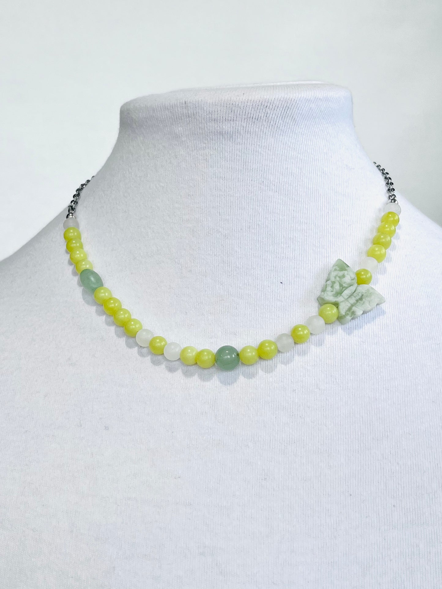 Collar de gargantilla  en Acero Inoxidable en Piedras Jade Verde Olivo y Una Mariposa en Piedra - K.Beloved LLC