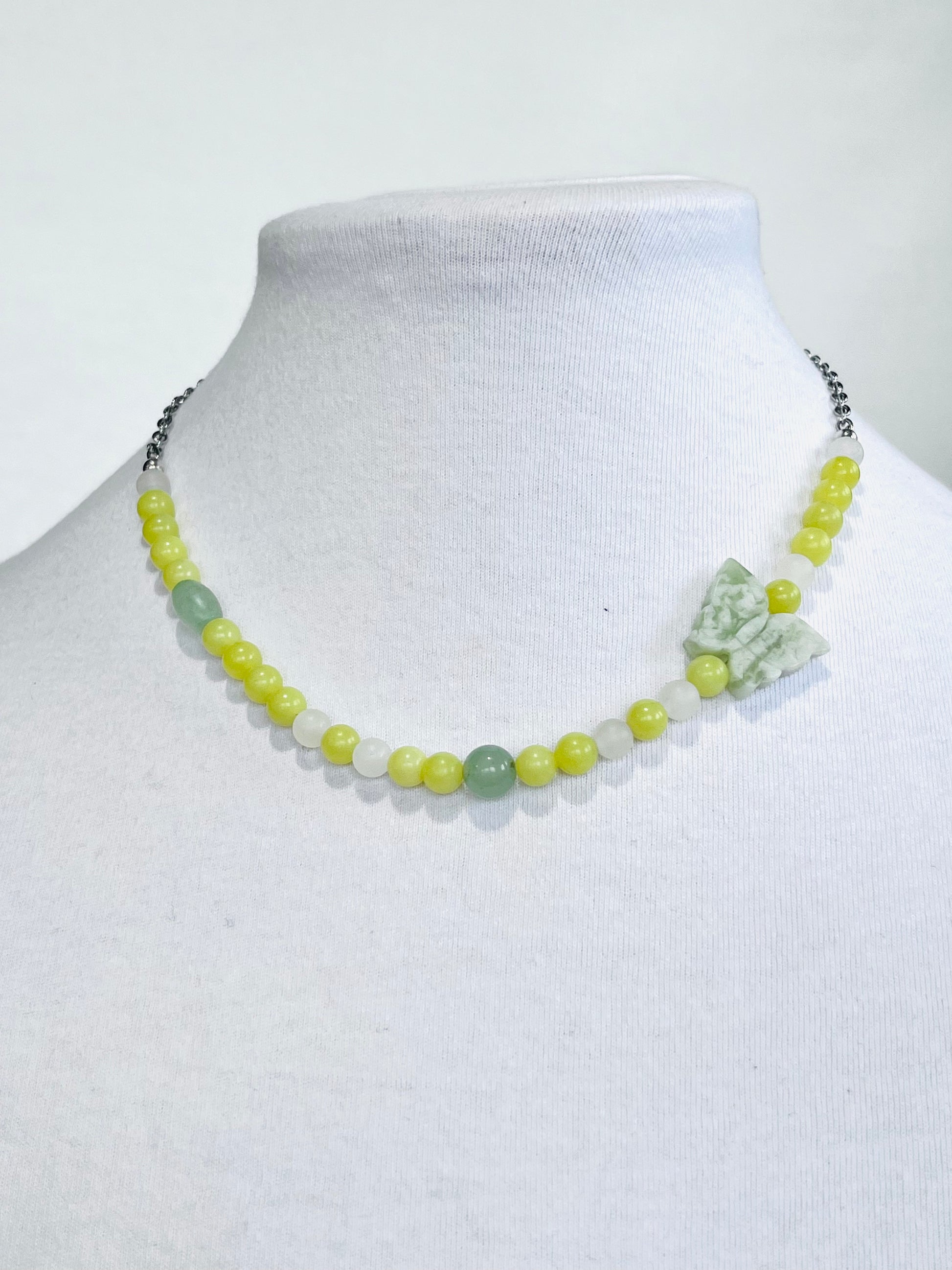 Collar de gargantilla  en Acero Inoxidable en Piedras Jade Verde Olivo y Una Mariposa en Piedra - K.Beloved LLC