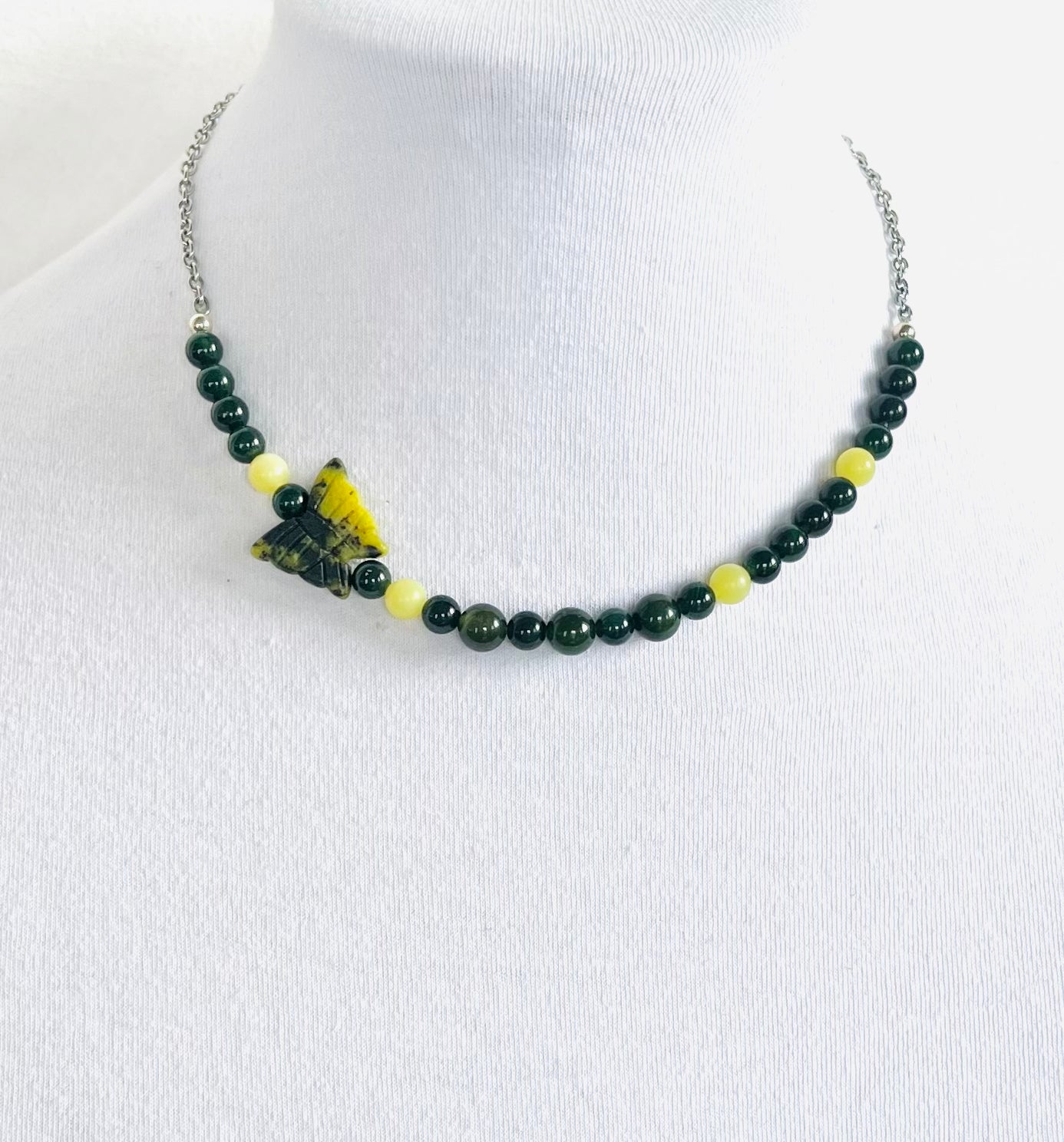 Collar de Jade verde oliva y Cuarzo Verde Oscuro con una Mariposa en Piedra - K.Beloved LLC