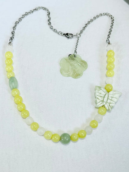 Collar de gargantilla  en Acero Inoxidable en Piedras Jade Verde Olivo y Una Mariposa en Piedra - K.Beloved LLC