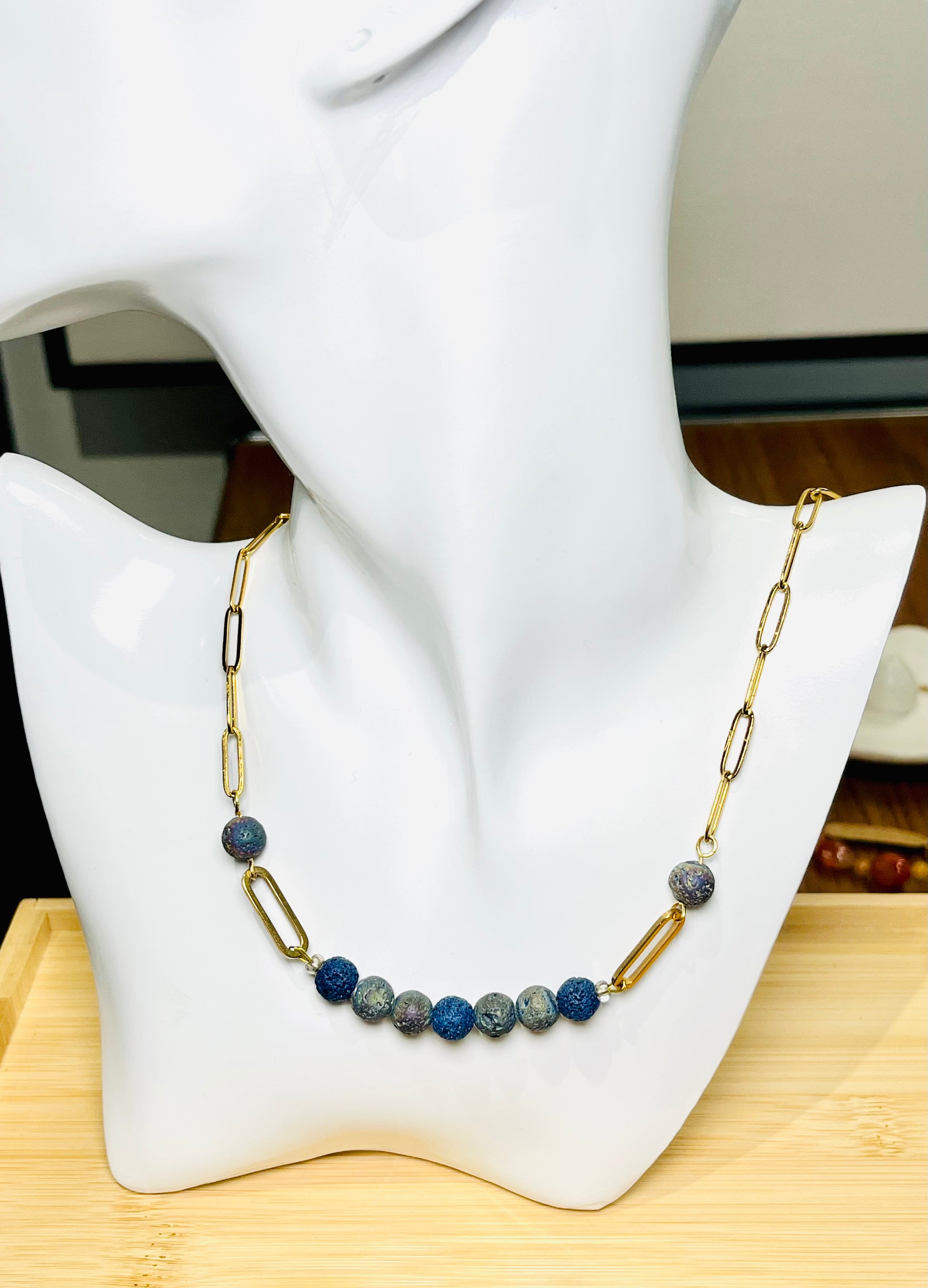 Collar  de eslabón en Acero Inoxidable con Piedra de Lava Rock Azul y Tornasol - K.Beloved LLC