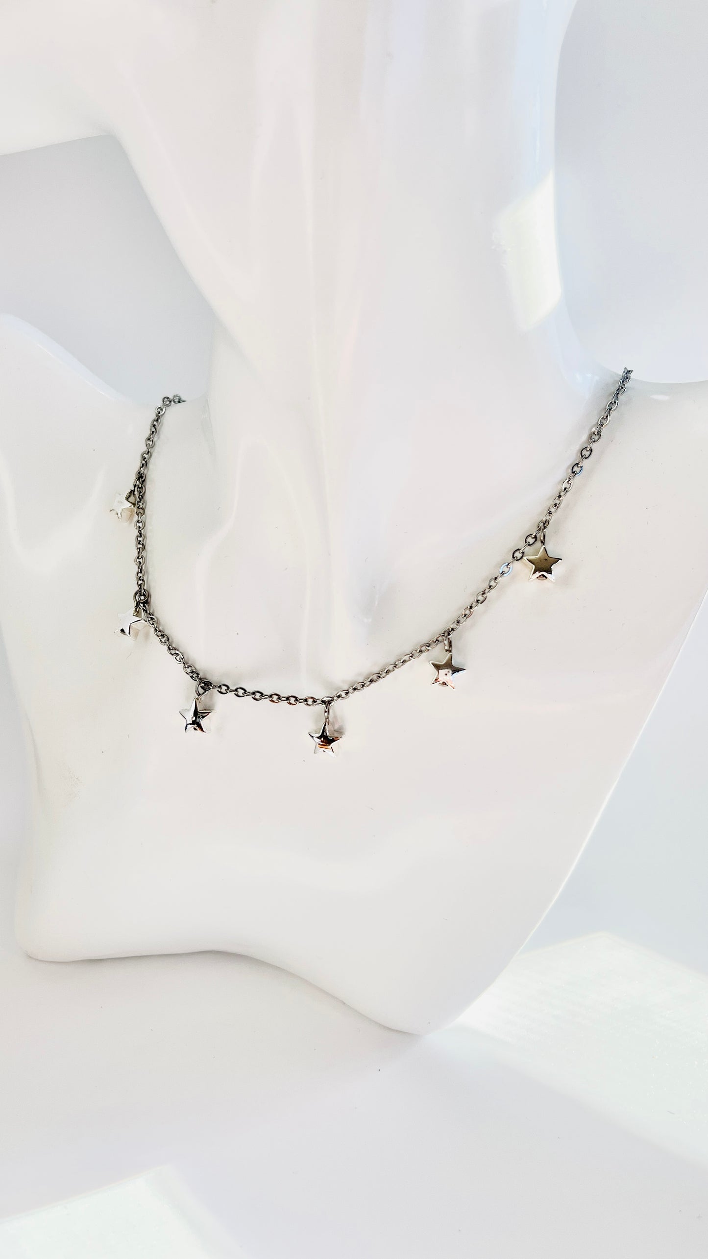 Deja que las estrellas te guíen con este hermoso collar en acero inoxidable, adornado con delicados colgantes de estrellas - K.Beloved LLC