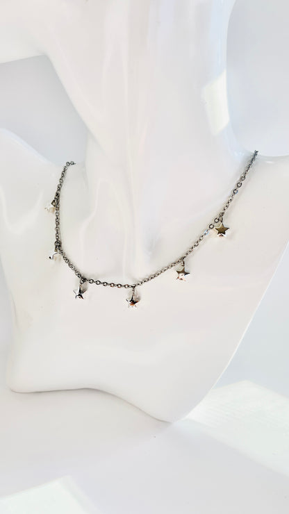 Deja que las estrellas te guíen con este hermoso collar en acero inoxidable, adornado con delicados colgantes de estrellas - K.Beloved LLC