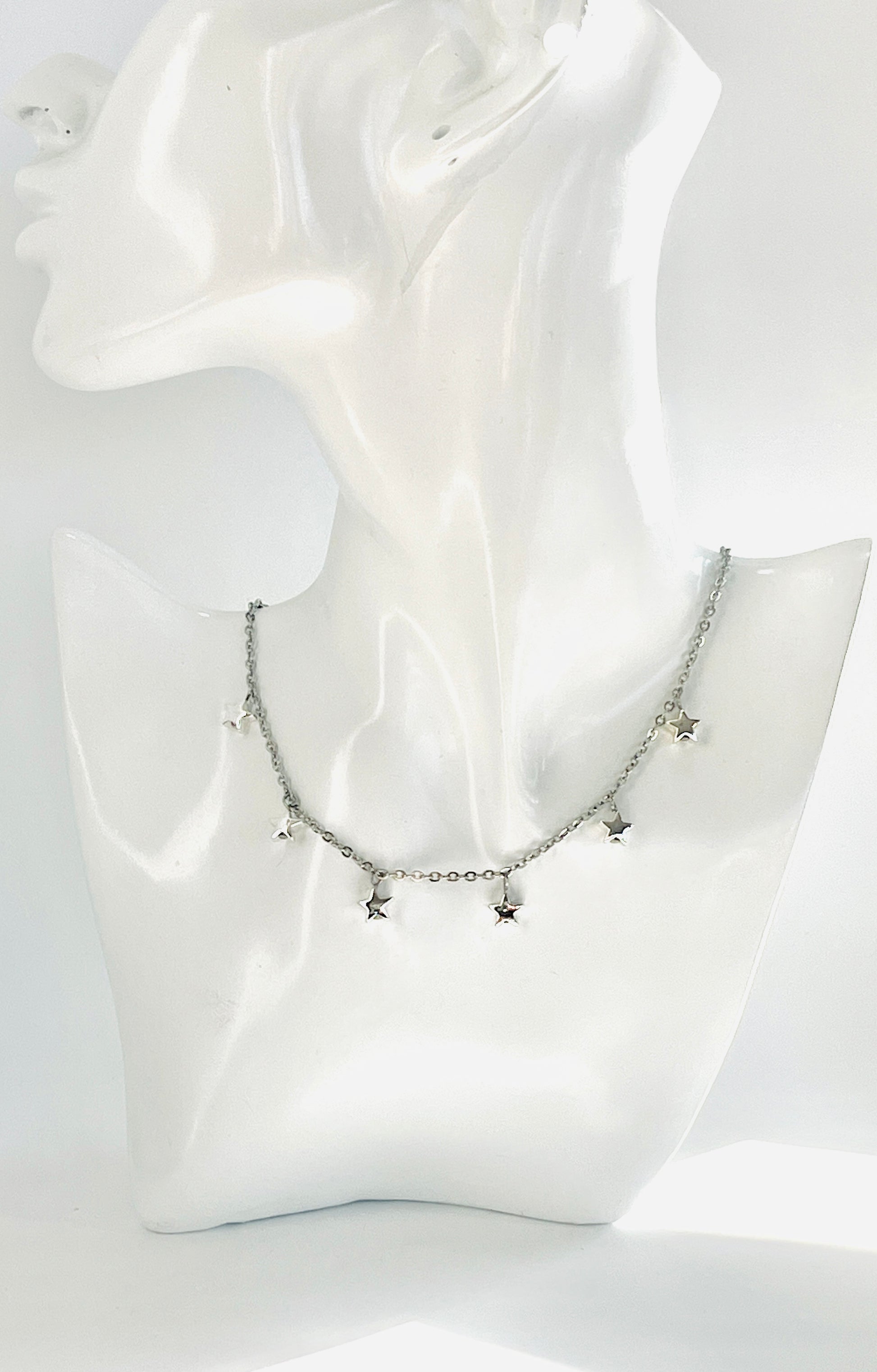 Deja que las estrellas te guíen con este hermoso collar en acero inoxidable, adornado con delicados colgantes de estrellas - K.Beloved LLC