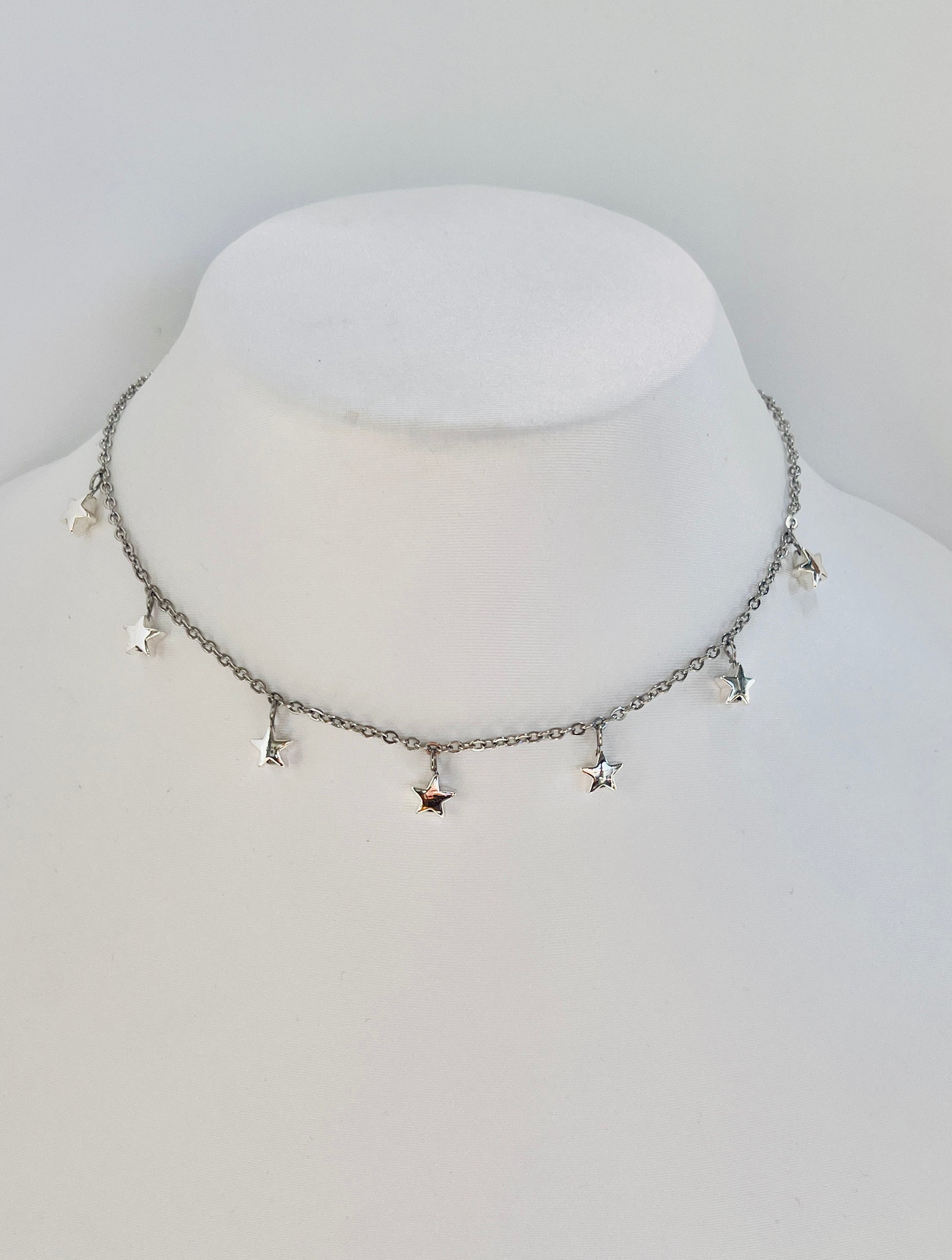 Deja que las estrellas te guíen con este hermoso collar en acero inoxidable, adornado con delicados colgantes de estrellas - K.Beloved LLC