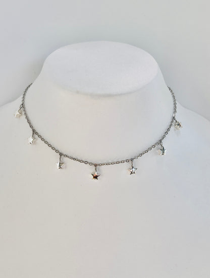Deja que las estrellas te guíen con este hermoso collar en acero inoxidable, adornado con delicados colgantes de estrellas - K.Beloved LLC