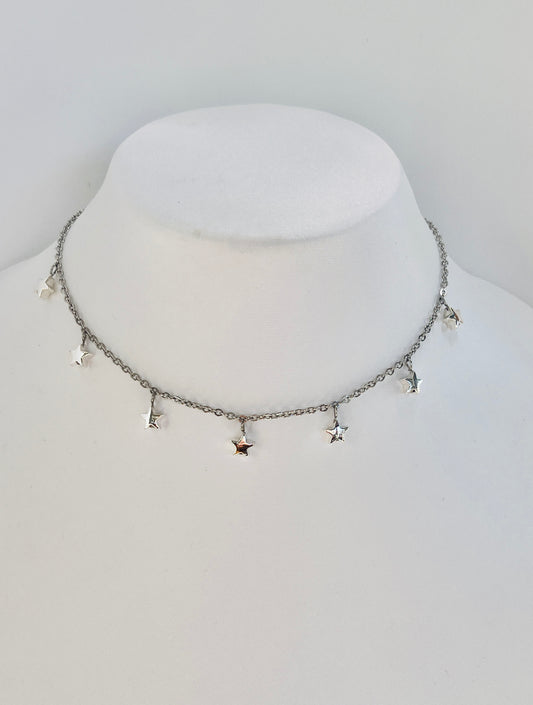 Deja que las estrellas te guíen con este hermoso collar en acero inoxidable, adornado con delicados colgantes de estrellas - K.Beloved LLC