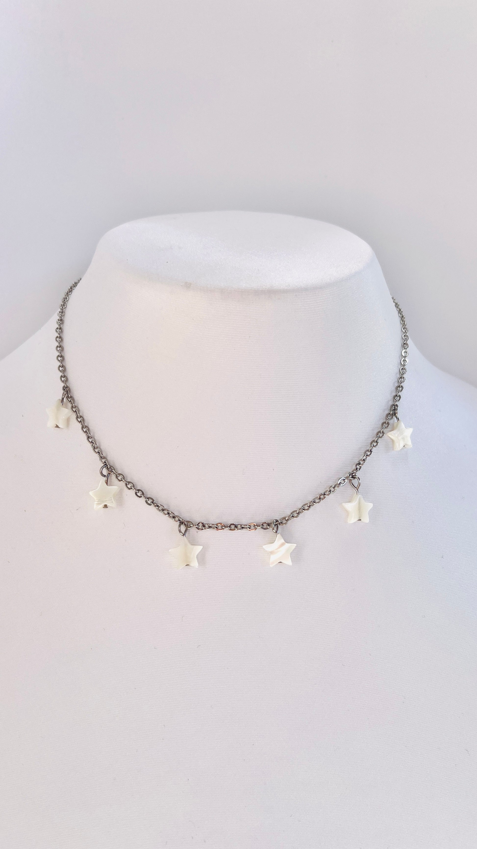 Este delicado collar en Acero Inoxidable con Estrellas de Concha Blancas , aporta un toque chic y modern - K.Beloved LLC