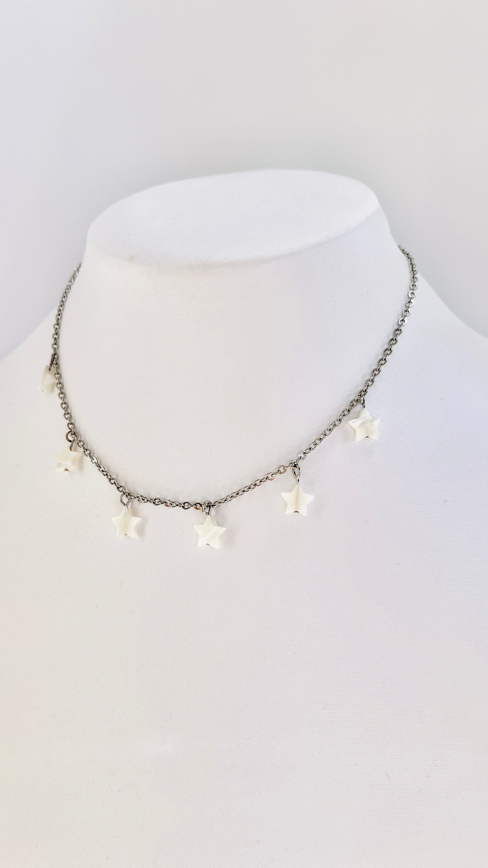 Este delicado collar en Acero Inoxidable con Estrellas de Concha Blancas , aporta un toque chic y modern - K.Beloved LLC
