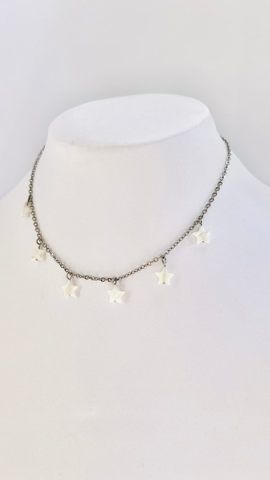 Este delicado collar en Acero Inoxidable con Estrellas de Concha Blancas , aporta un toque chic y modern - K.Beloved LLC