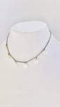 Este delicado collar en Acero Inoxidable con Estrellas de Concha Blancas , aporta un toque chic y modern - K.Beloved LLC