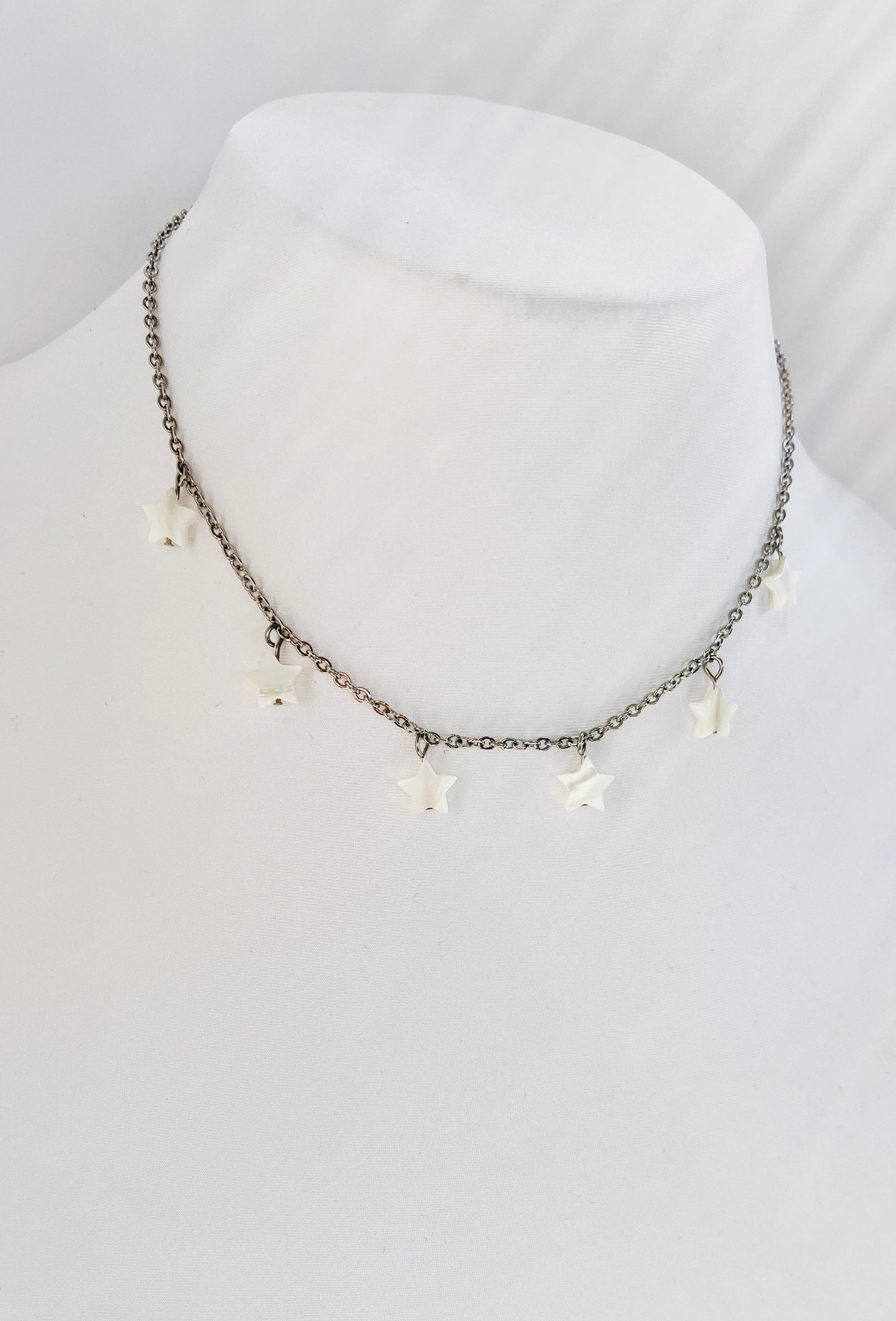 Este delicado collar en Acero Inoxidable con Estrellas de Concha Blancas , aporta un toque chic y modern - K.Beloved LLC