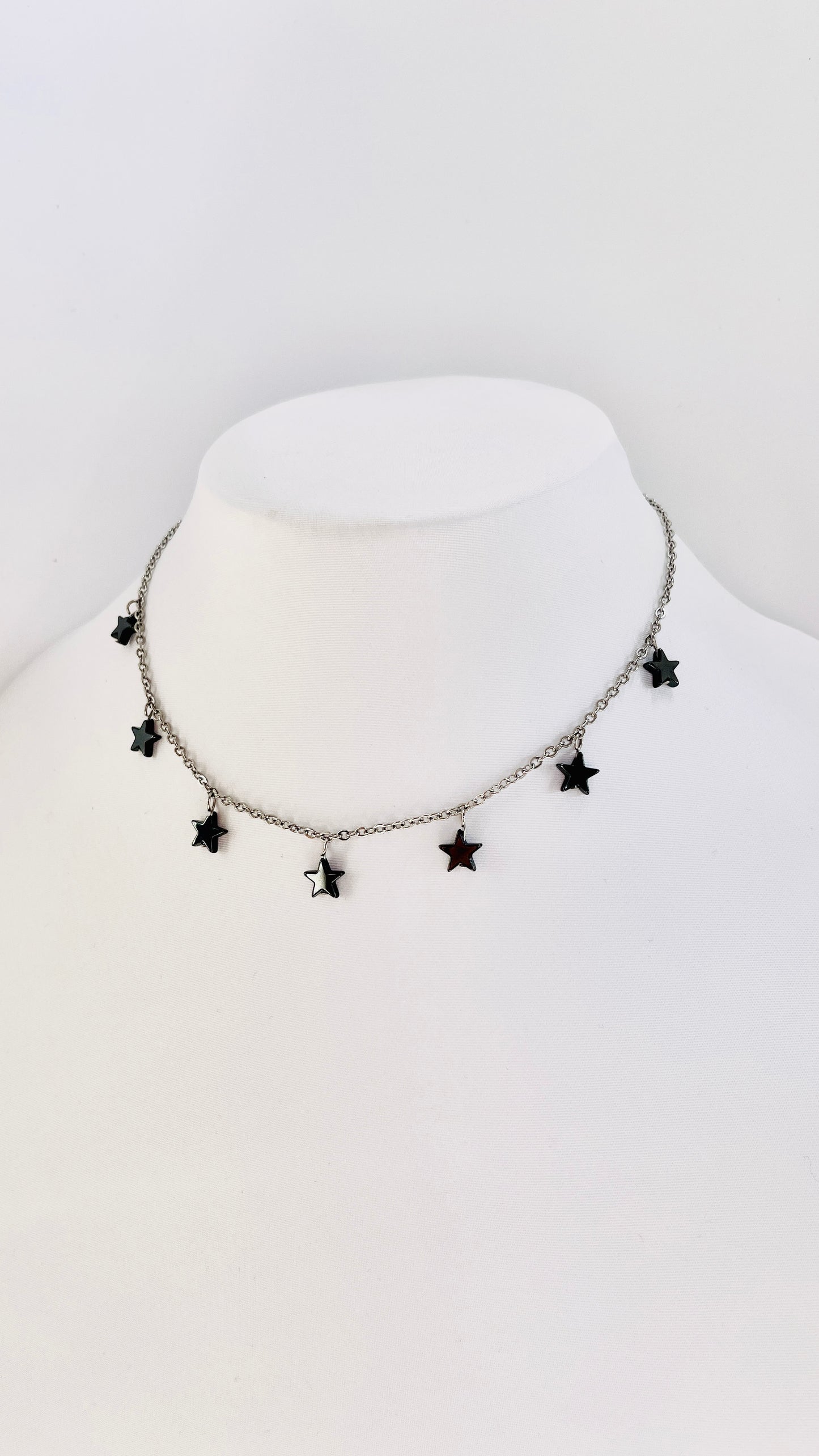 Las estrellas nunca pasan de moda, y este collar en acero inoxidable con detalles en estrellas  es la prueba de ello. - K.Beloved LLC