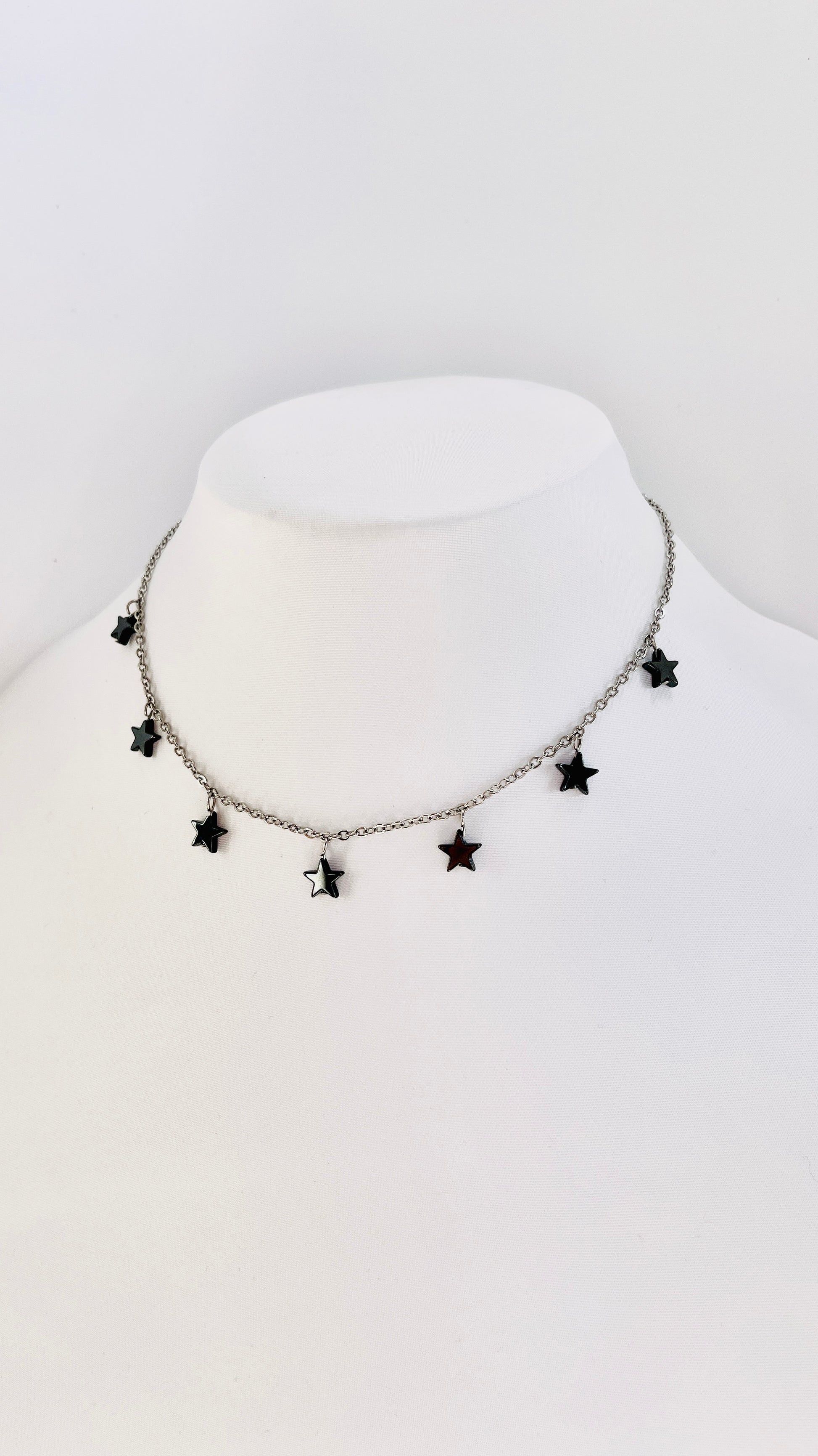 Las estrellas nunca pasan de moda, y este collar en acero inoxidable con detalles en estrellas  es la prueba de ello. - K.Beloved LLC