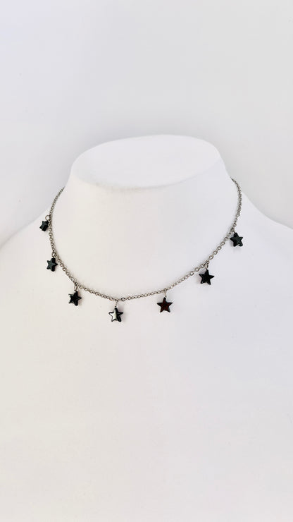 Las estrellas nunca pasan de moda, y este collar en acero inoxidable con detalles en estrellas  es la prueba de ello. - K.Beloved LLC