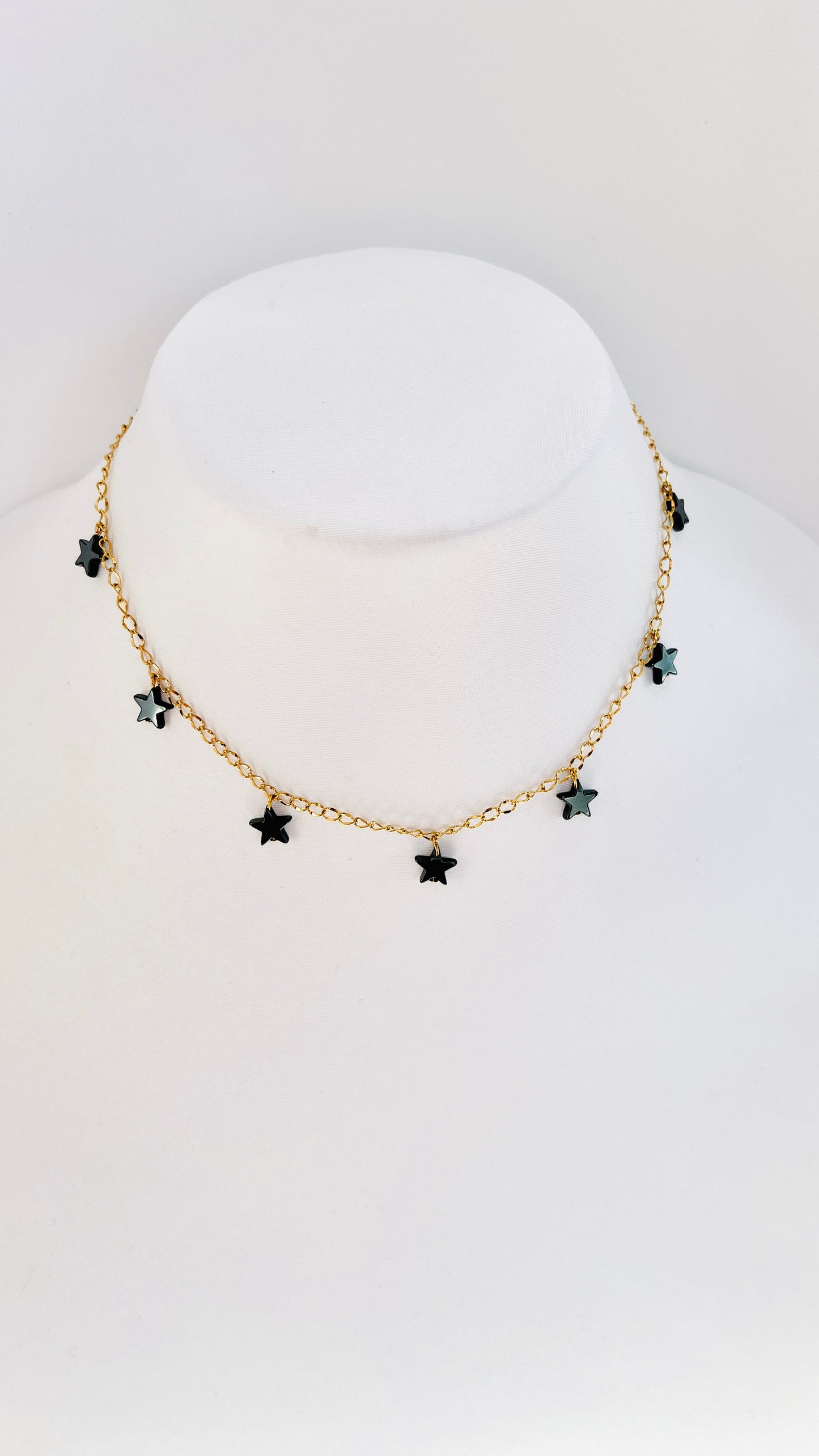 Las estrellas nunca pasan de moda, y este collar en acero inoxidable con detalles en estrellas  es la prueba de ello. - K.Beloved LLC