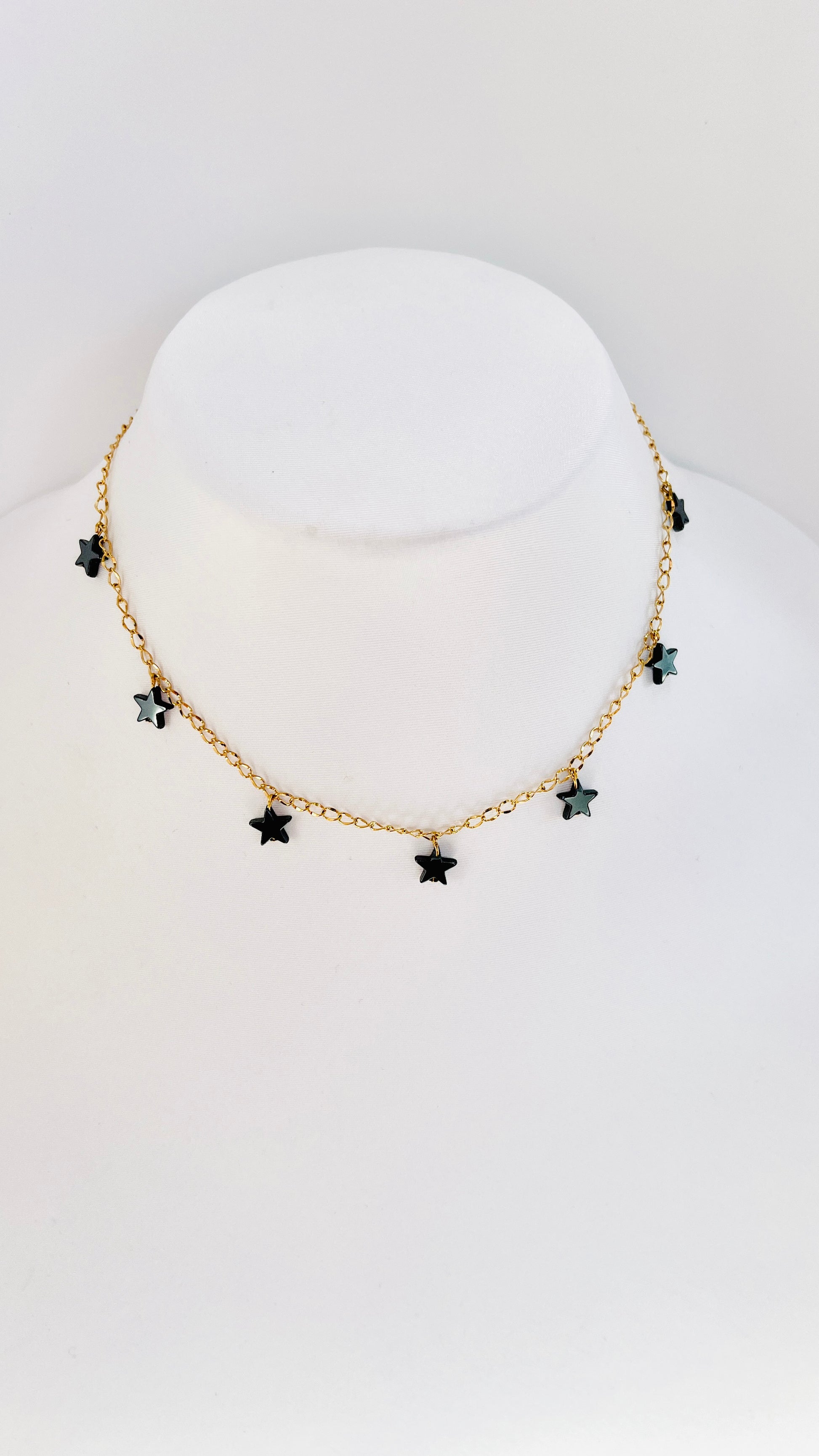 Las estrellas nunca pasan de moda, y este collar en acero inoxidable con detalles en estrellas  es la prueba de ello. - K.Beloved LLC