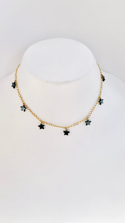 Las estrellas nunca pasan de moda, y este collar en acero inoxidable con detalles en estrellas  es la prueba de ello. - K.Beloved LLC