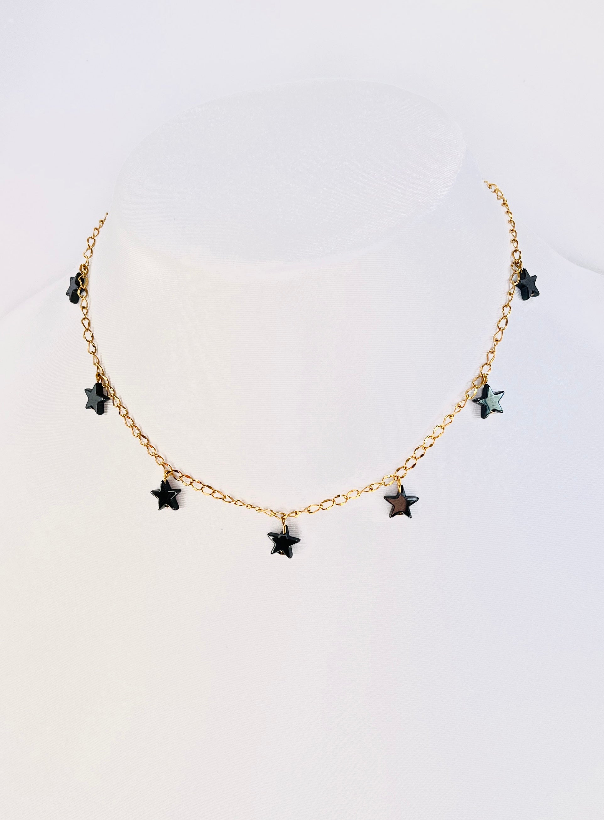 Las estrellas nunca pasan de moda, y este collar en acero inoxidable con detalles en estrellas  es la prueba de ello. - K.Beloved LLC
