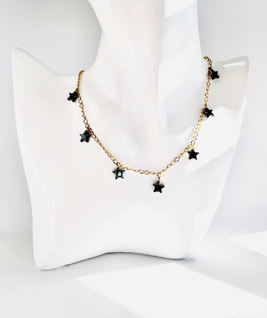 Las estrellas nunca pasan de moda, y este collar en acero inoxidable con detalles en estrellas  es la prueba de ello. - K.Beloved LLC
