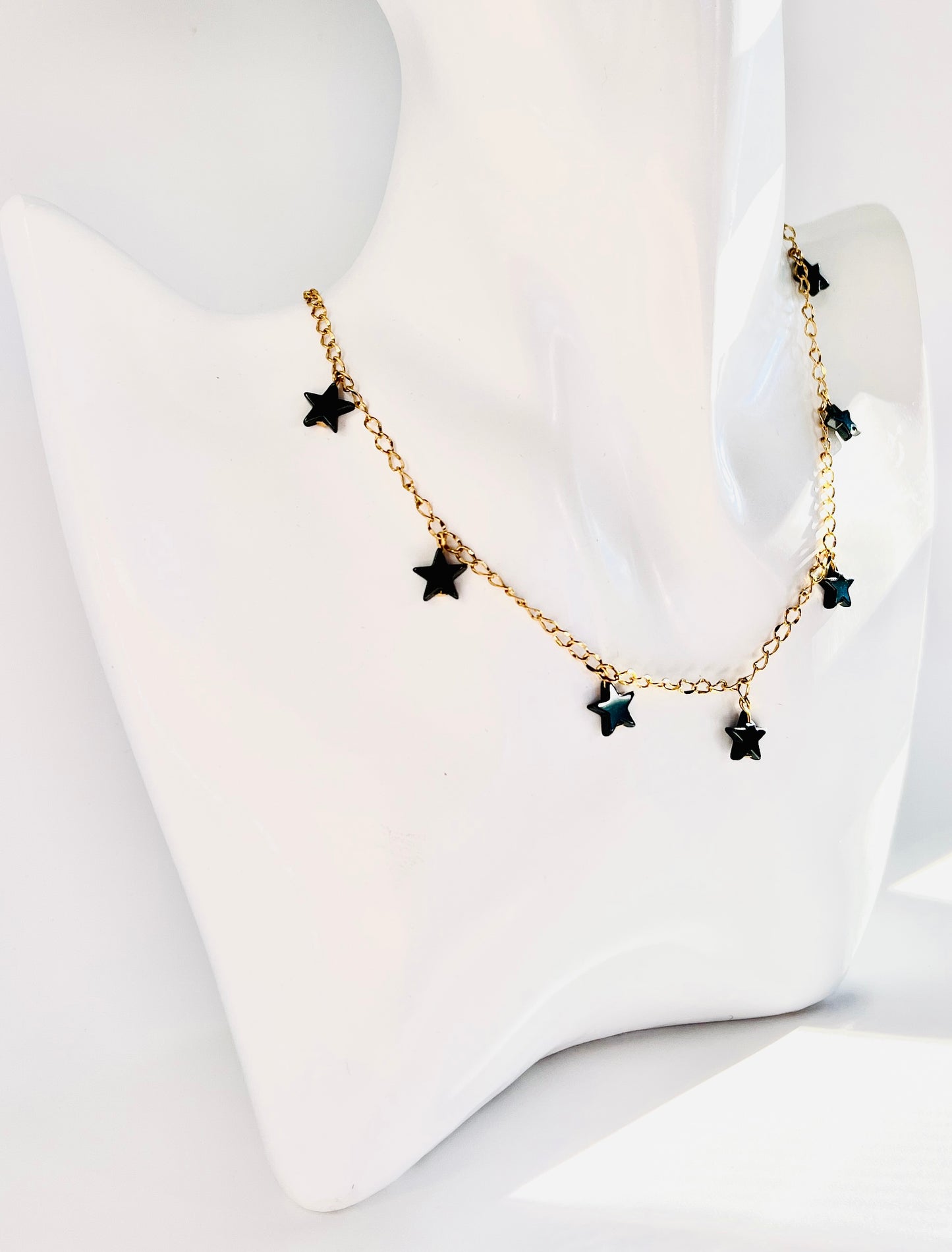 Las estrellas nunca pasan de moda, y este collar en acero inoxidable con detalles en estrellas  es la prueba de ello. - K.Beloved LLC