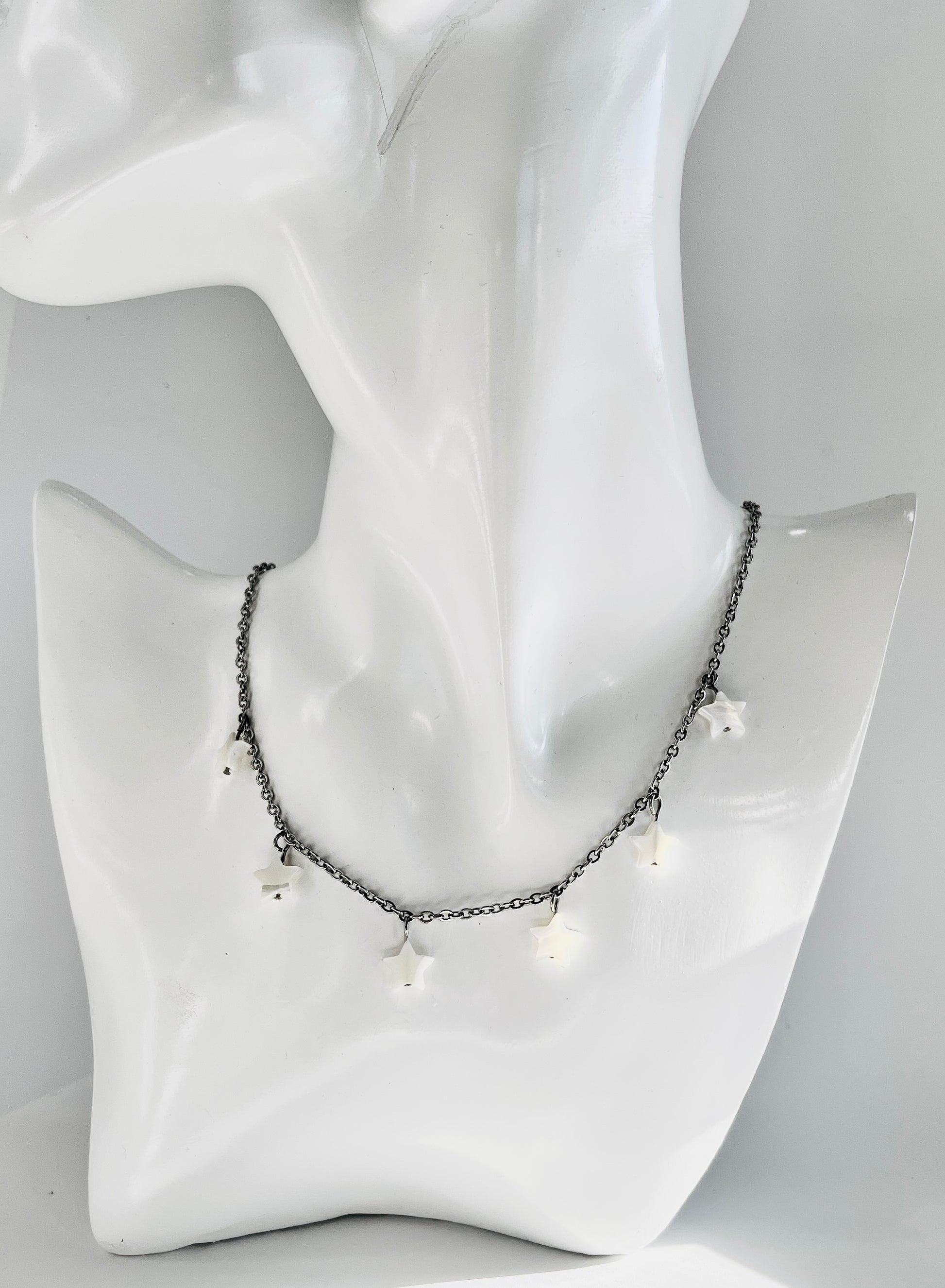 Este delicado collar en Acero Inoxidable con Estrellas de Concha Blancas , aporta un toque chic y modern - K.Beloved LLC