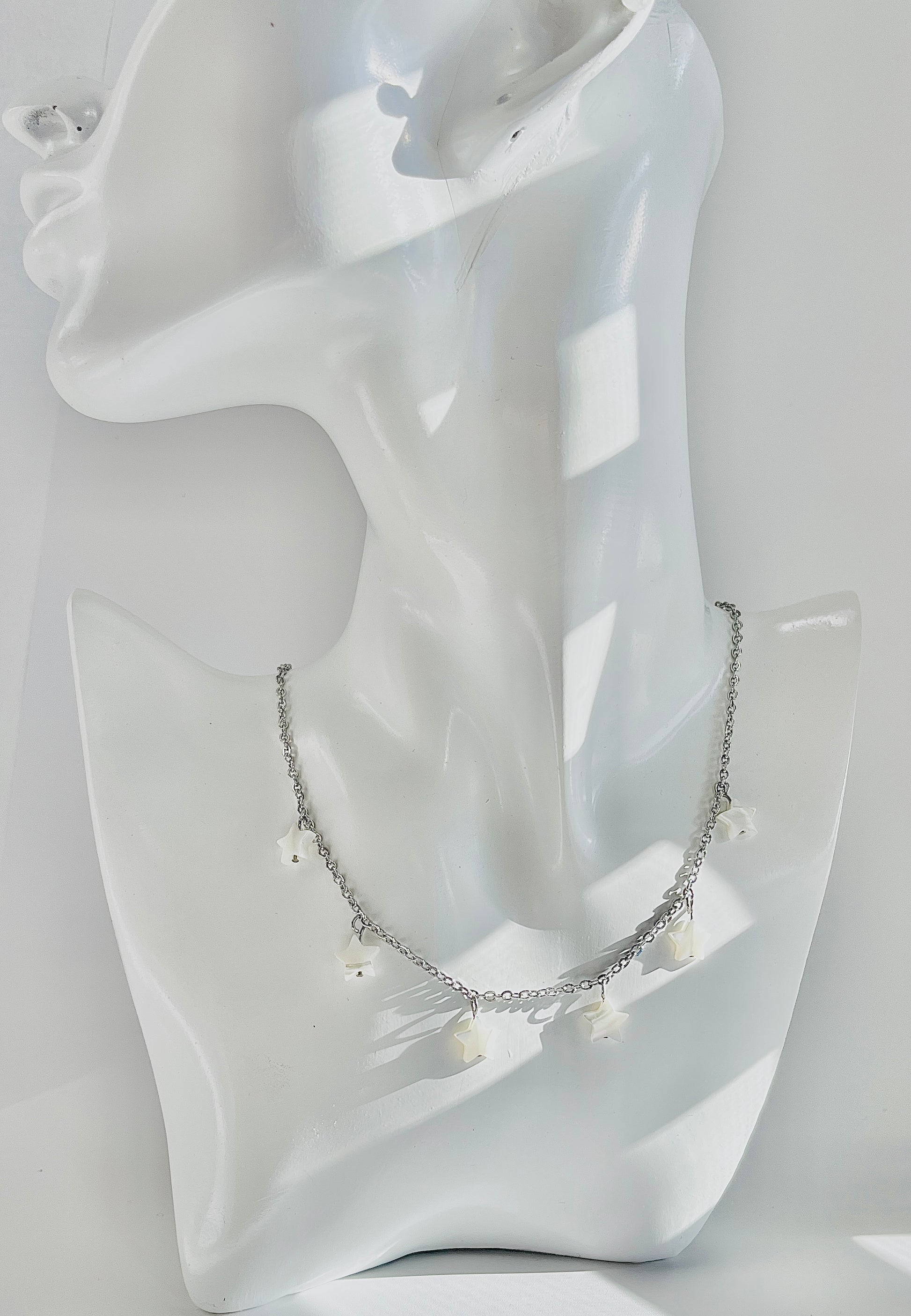 Este delicado collar en Acero Inoxidable con Estrellas de Concha Blancas , aporta un toque chic y modern - K.Beloved LLC