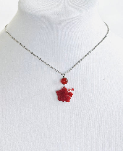 Collar en Acero Inoxidable con Colgante en Resina Flor Maga color Rojo Oscuro - K.Beloved LLC