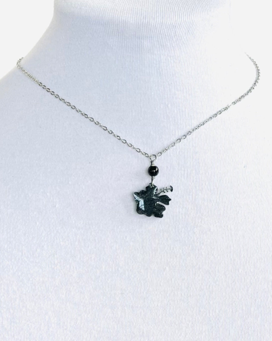 Collar en Acero Inoxidable , con Colgante en Resina color negro Flor Maga - K.Beloved LLC