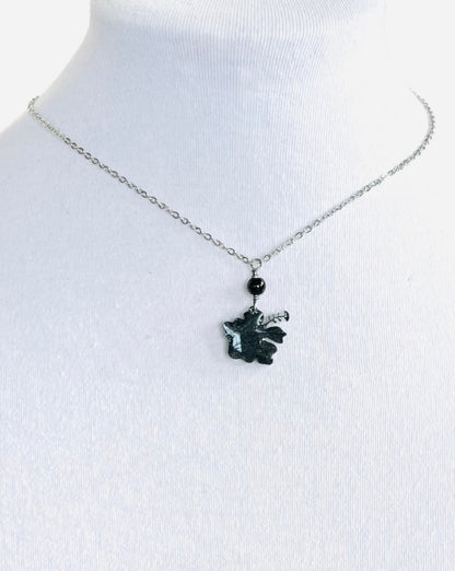 Collar en Acero Inoxidable , con Colgante en Resina color negro Flor Maga - K.Beloved LLC