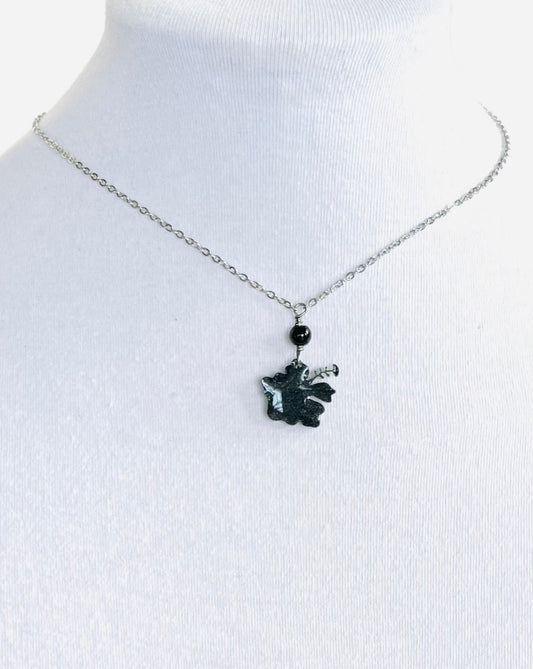 Collar en Acero Inoxidable , con Colgante en Resina color negro Flor Maga - K.Beloved LLC