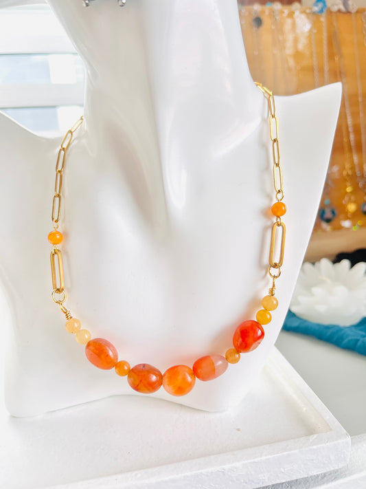 Collar en Acero inoxidable ,presenta unas piedras cornalina para agregar una explosión de color a tu look - K.Beloved LLC