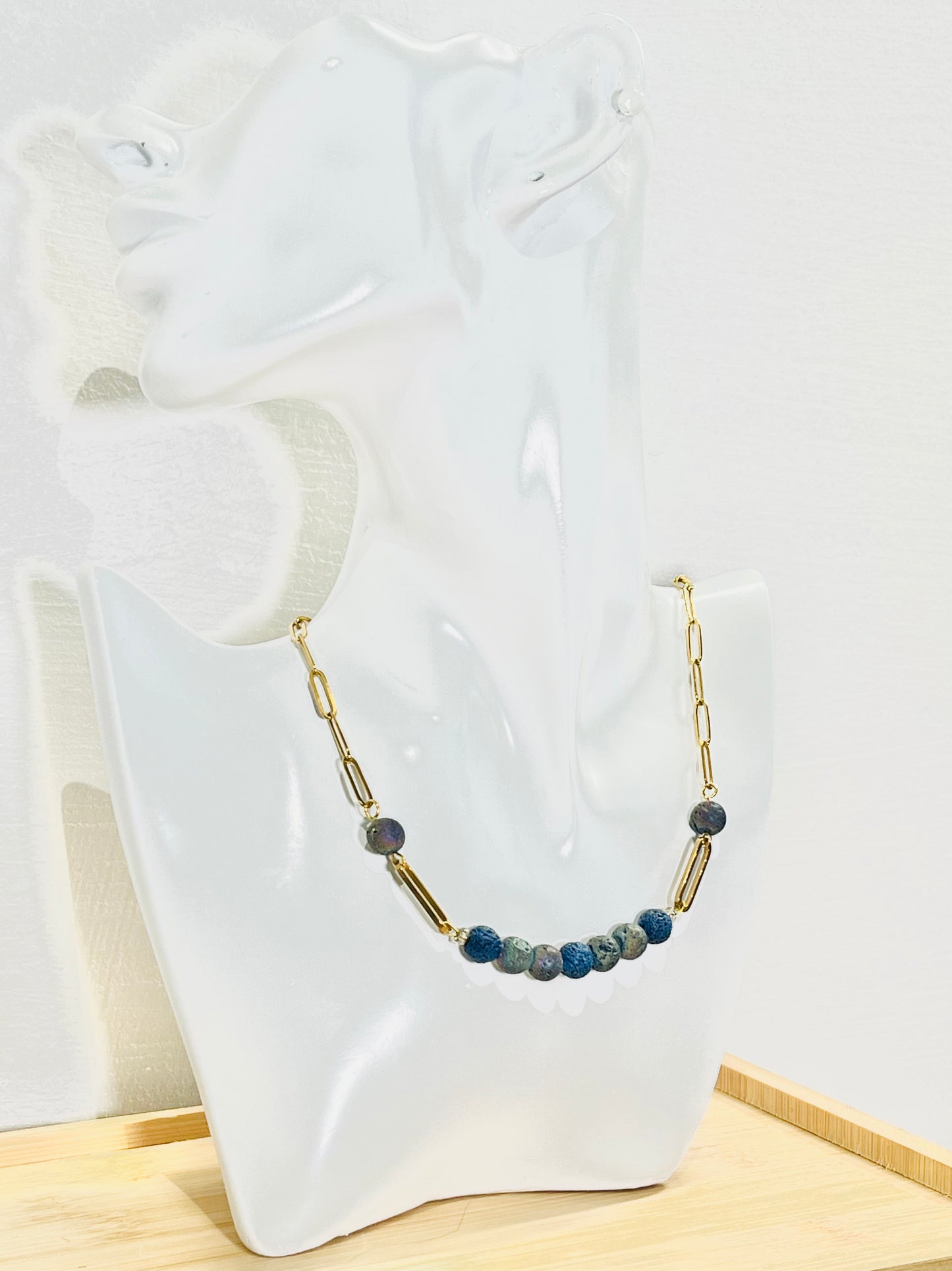 Collar  de eslabón en Acero Inoxidable con Piedra de Lava Rock Azul y Tornasol - K.Beloved LLC