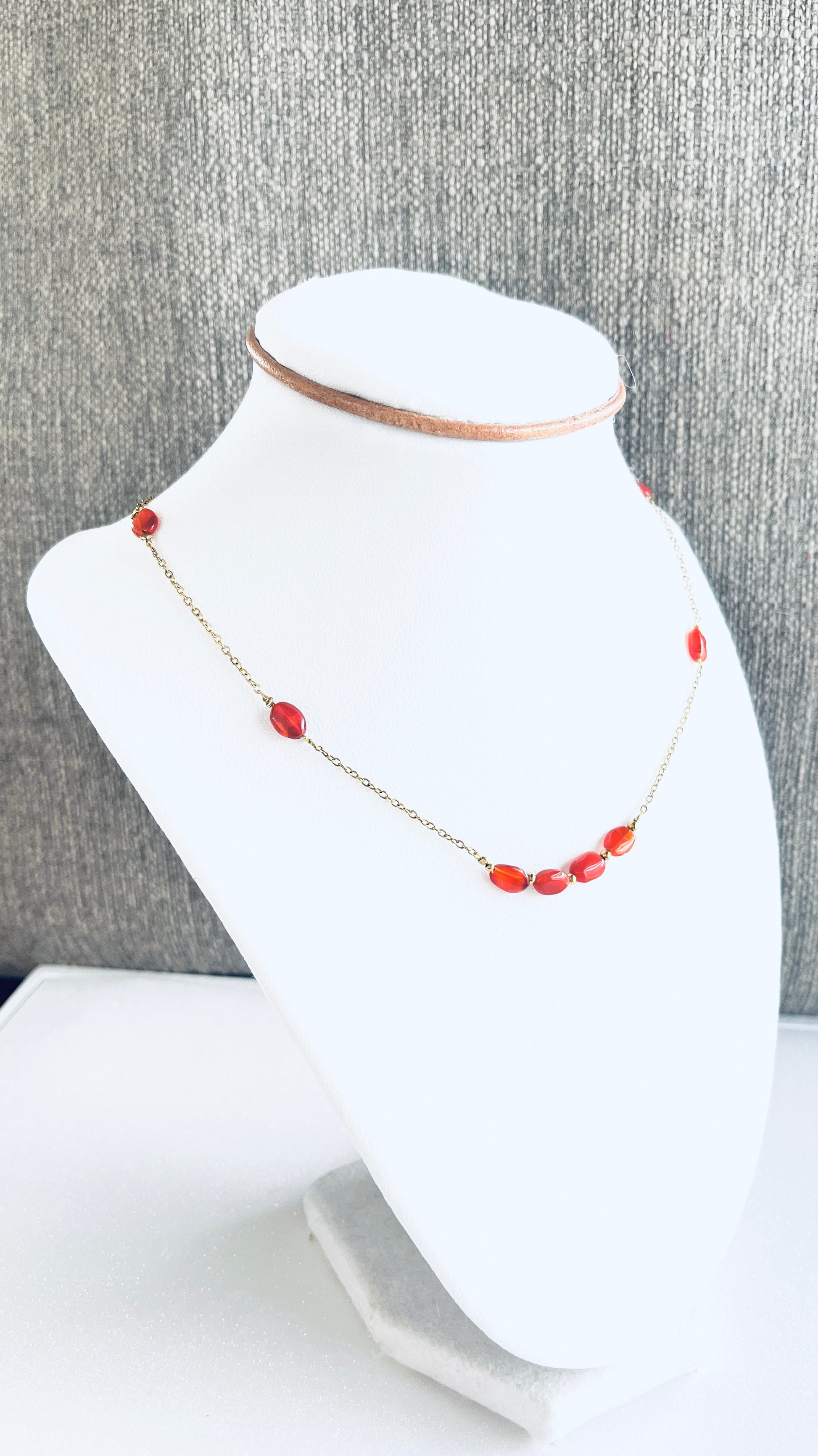 Sutileza y Energía: Collar de Acero con Delicadas Cornalinas - K.Beloved LLC