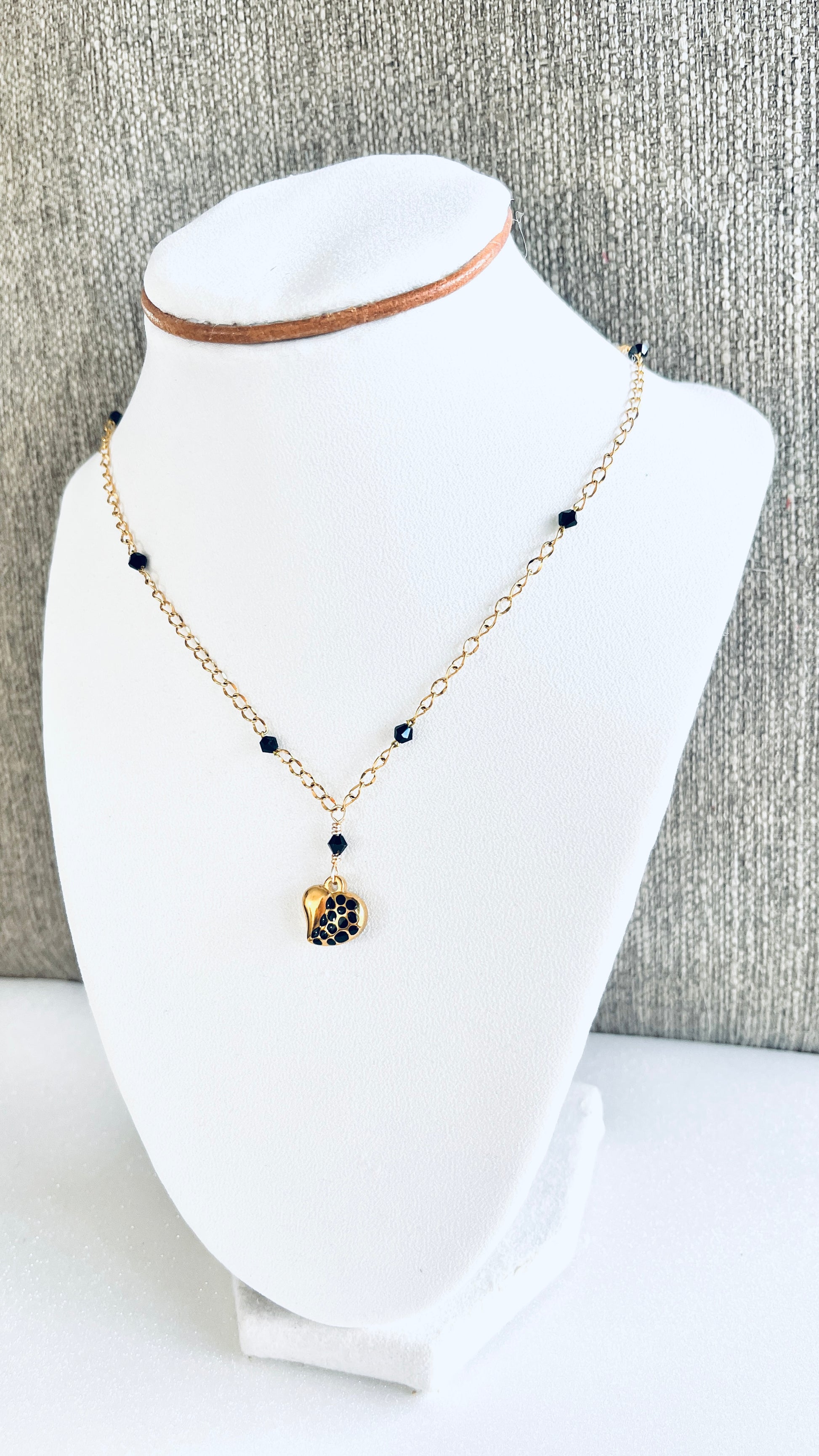 Collar de acero inoxidable con destellos de cristales negros y un encantador dije de corazón con detalles negro - K.Beloved LLC