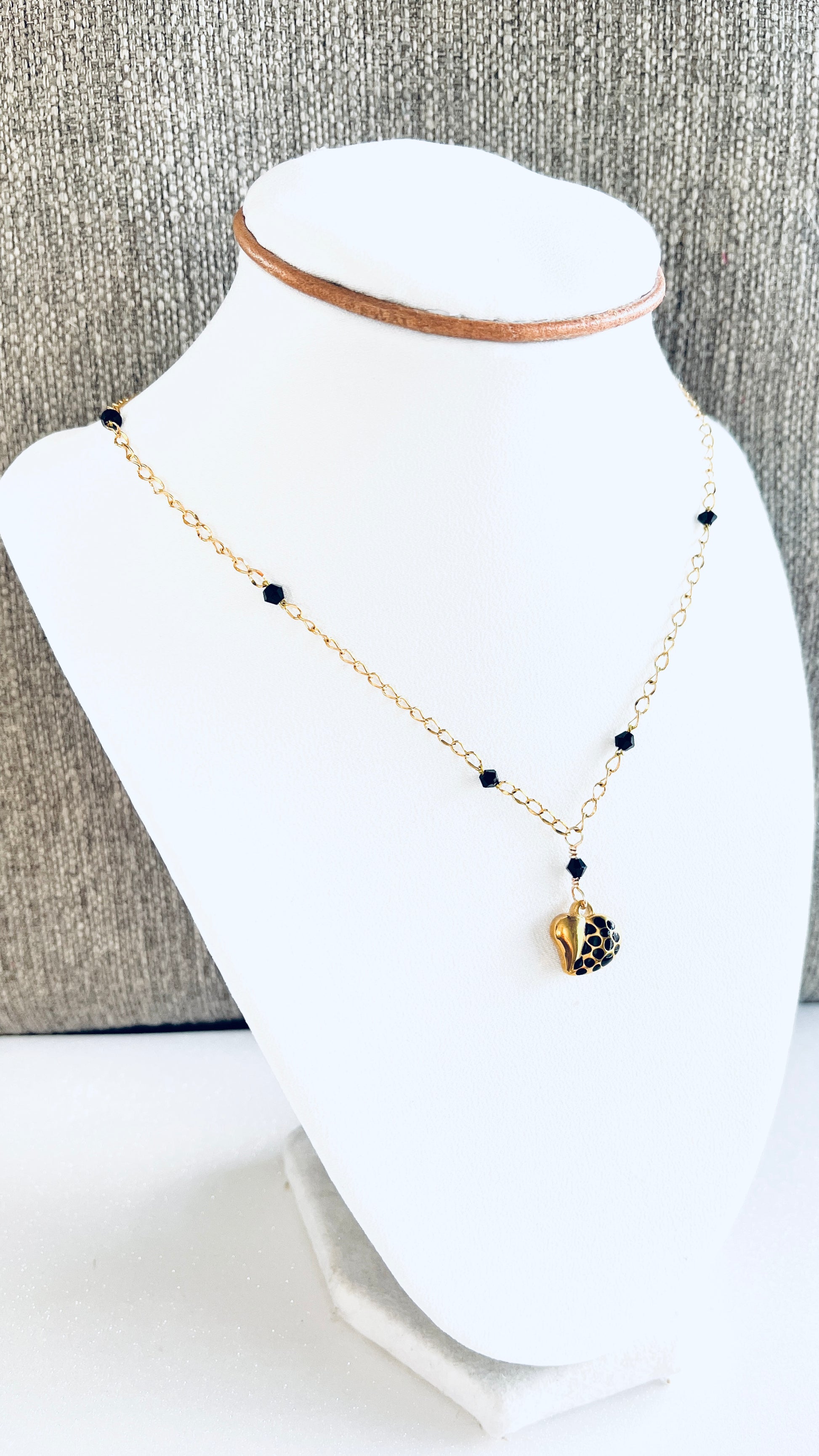 Collar de acero inoxidable con destellos de cristales negros y un encantador dije de corazón con detalles negro - K.Beloved LLC
