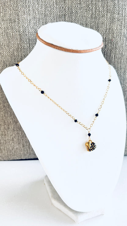 Collar de acero inoxidable con destellos de cristales negros y un encantador dije de corazón con detalles negro - K.Beloved LLC