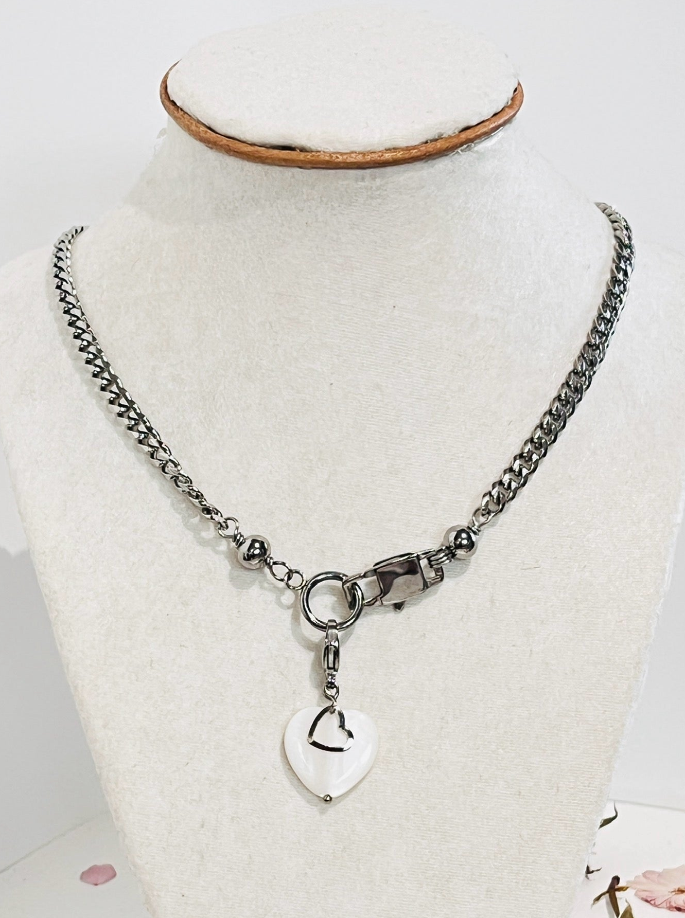 ¡Añade versatilidad a tu joyero con nuestra cadena cubana y dije de Corazón en Concha ,intercambiable ! - K.Beloved LLC