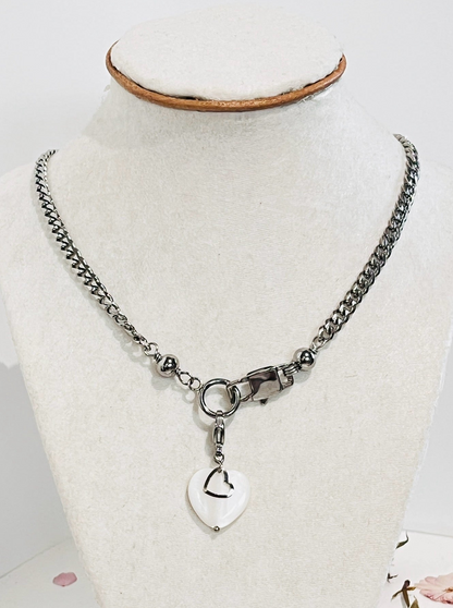 ¡Añade versatilidad a tu joyero con nuestra cadena cubana y dije de Corazón en Concha ,intercambiable ! - K.Beloved LLC