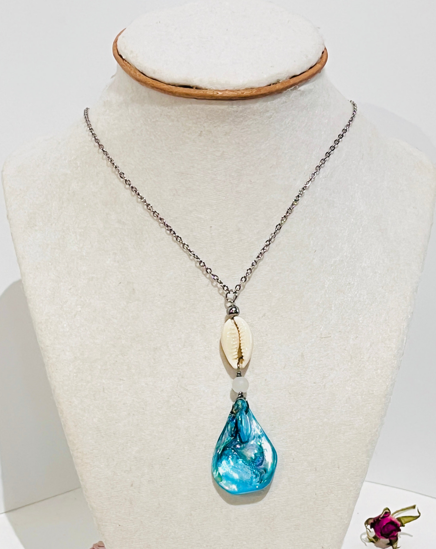 collar en acero inoxidable y Colgante de Caracol y Lágrima de concha - K.Beloved LLC
