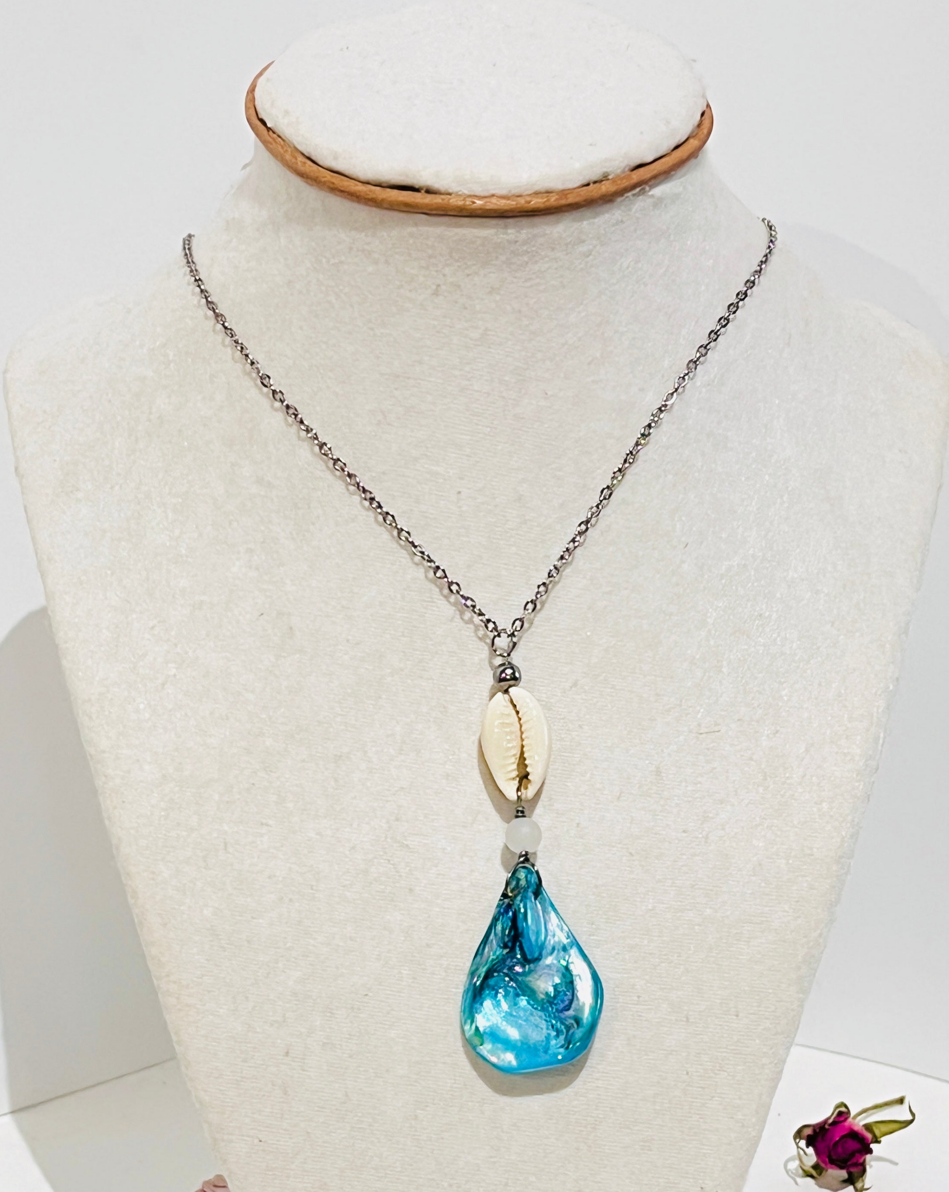collar en acero inoxidable y Colgante de Caracol y Lágrima de concha - K.Beloved LLC